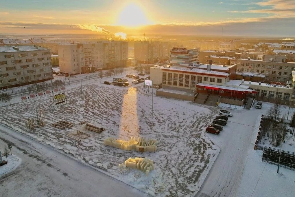 Ледовый лабытнанги. Ледовый городок Лабытнанги 2023. Лабытнанги ледяной городок. Ледовый городок Лабытнанги 2000. Лабытнанги зимой ледяной городок-.