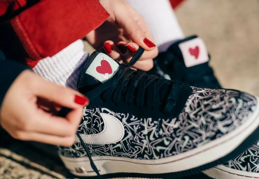 Nike Air Force с сердечками. Nike Air Force Valentines Day 2020. Nike Air Force 1 с сердечком. Найк с сердечками