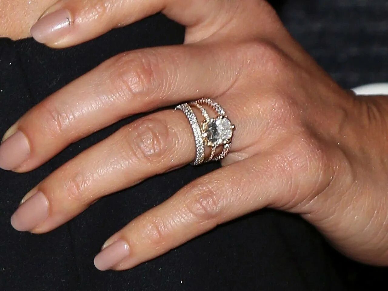 Poor girl ate wedding ring на русском. Обручальное кольцо на пальце. Кольцо на безымянном пальце. Помолвочное кольцо на пальце.