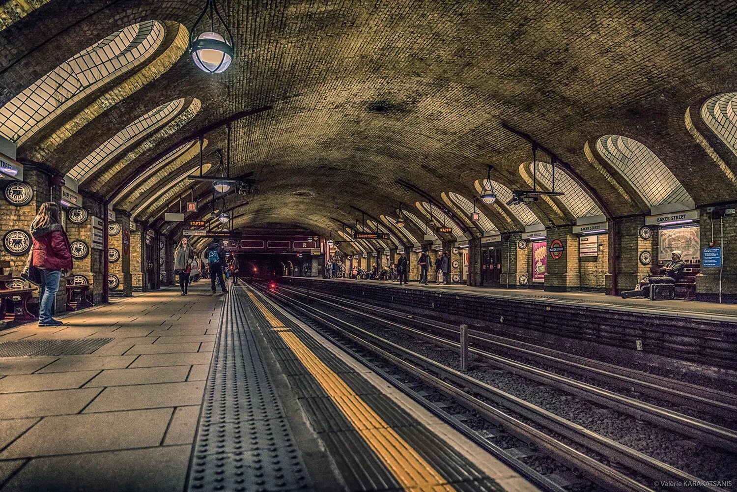 Станция метро drassanes station. Метро вашингтона. Al qiyadah metro station. Metro station. Метрополитен осло.