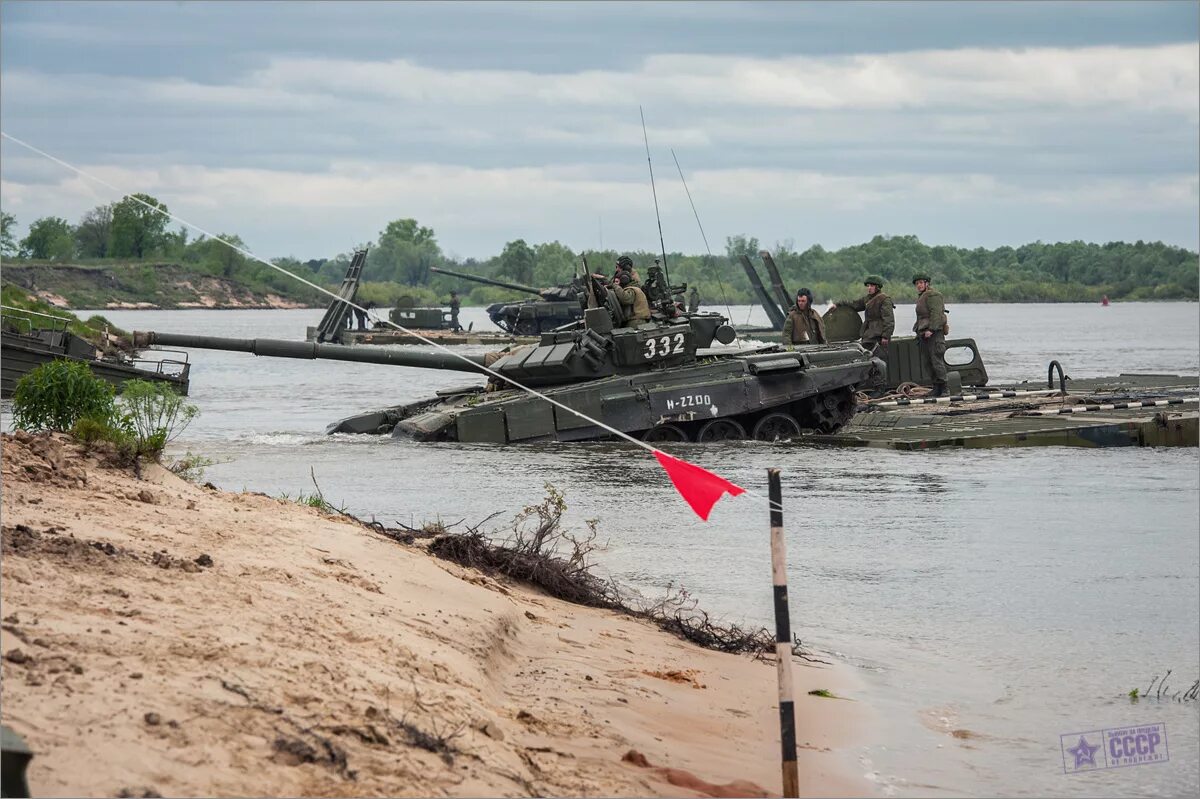 Переправы видео. Танк форсирование реки т-80. Форсирование водных преград. Переправа через водные преграды. Переправа танков.