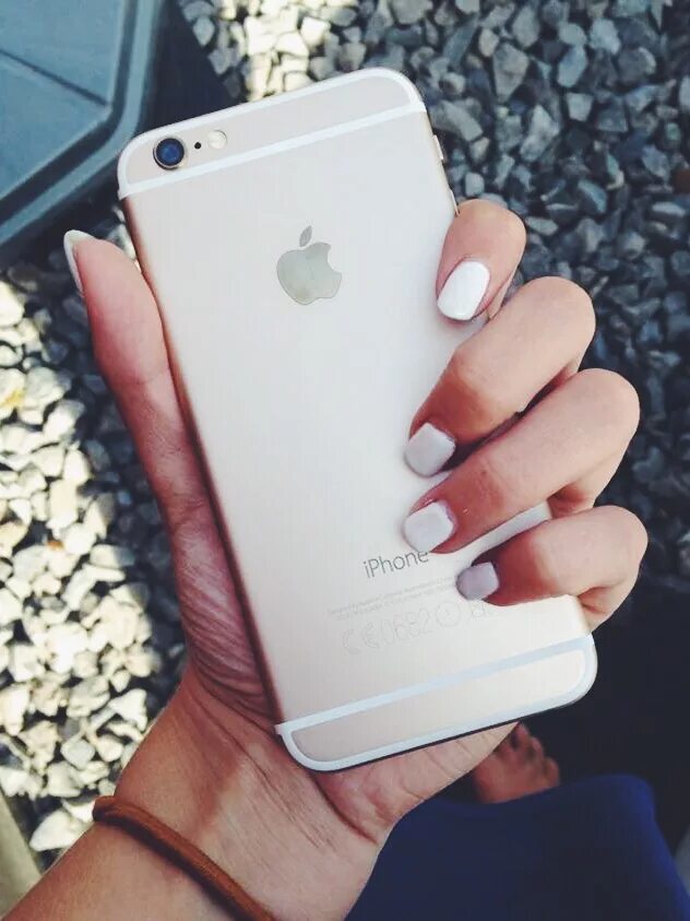 Iphone 11 в руке девушки. Айфон в руках девушки. Айфон в руках девочки. Айфон 6 в руке у девушки. Айфон 5s в руке девушки.