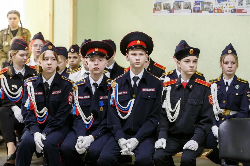 100 кадетов