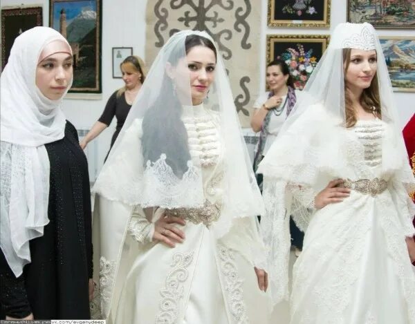 Осетины осетины национальный костюм. Ингушки ингуши. Черкесские красавицы. Ингушетия ансамбль сиг. Свадьба народов кавказа.