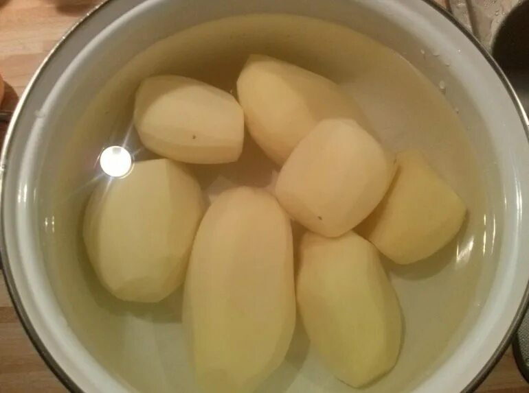картофель промыть. выкипела картошка. картошка в воде. картофель в кастрюле. способы хранения очищенной картошки.