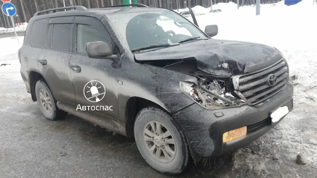 Битые крузаки. Битые крузаки. Разбитый ленд крузер 200. Land cruiser 150 prado разбитый. Битая тойота рав 4.