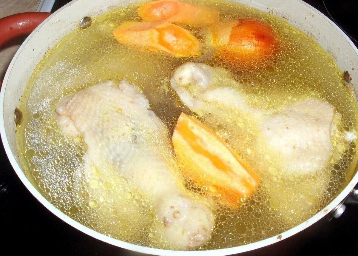 Бульон из курицы. Какие бульоны сварить. Варка бульона. Курица с бульоном в кастрюле. Проварить бульон.