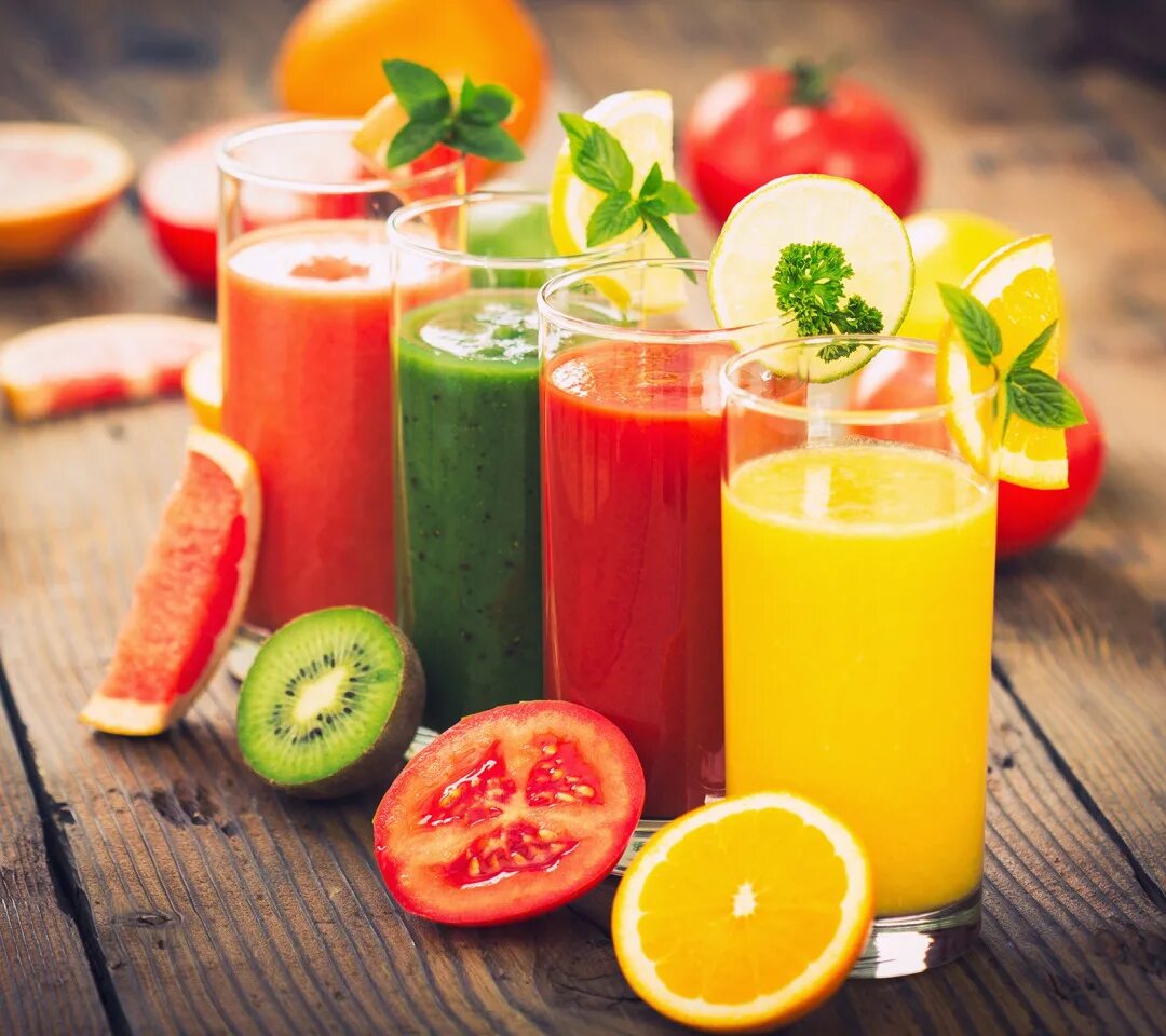Вкусный и красивый завтрак. Блюда сока. Смузи фреши коктейли. Фруктовые и овощные соки. Фруктовые и овощные соки.