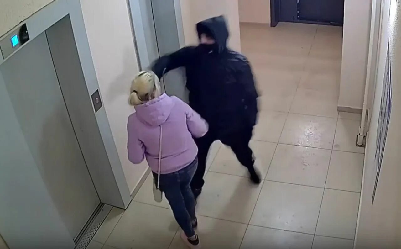 В кирове похитили девушку у подъезда. Нападение на женщину в подъезде. избил девушку в подъезде. мужчина напал на девочку в подъезде.