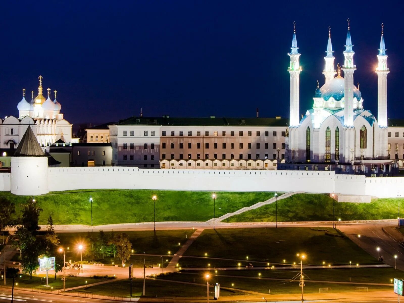 Чем известен казанский кремль. Кремль Казань. Территория Кремля Казань. Вечерняя экскурсия «огни Казани». Казань!. Казань столица Республики Татарстан.