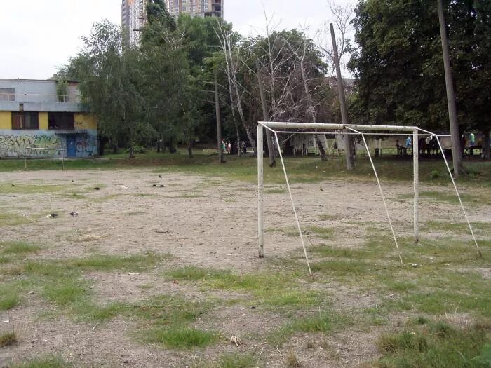 Стадион во дворе. Футбольное поле во дворе. Дворовое поле. Дворовые футбольные площадки.