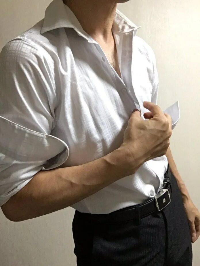 Снять рубашку. Рубашка мужская застегнутая. Снять рубашку. Что надеть мужчине. Пуговицы на рубашке.