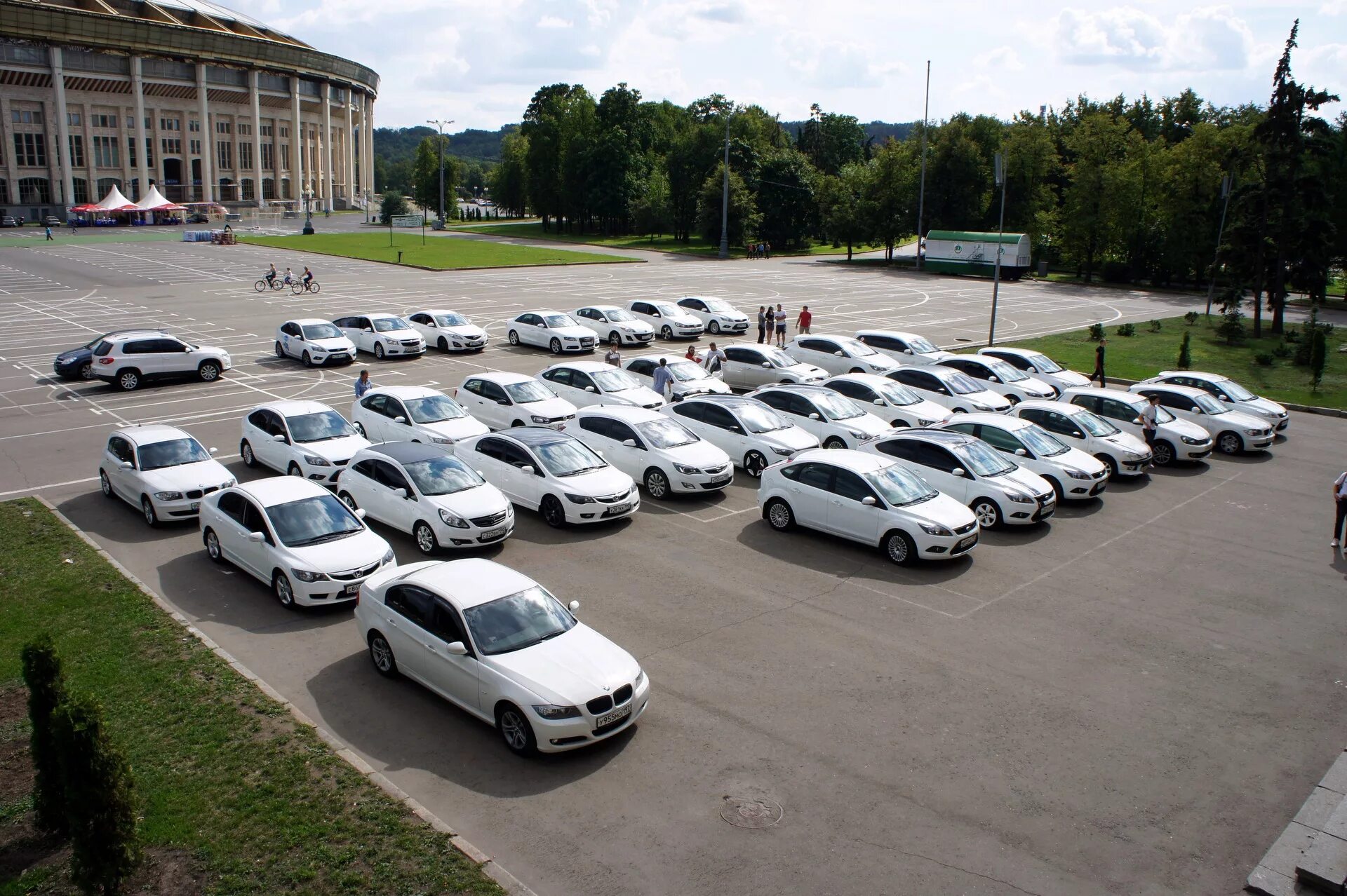 Com cars ru. Много автомобилей. Несколько автомобилей. Стоянка машин. Парк автомобилей.