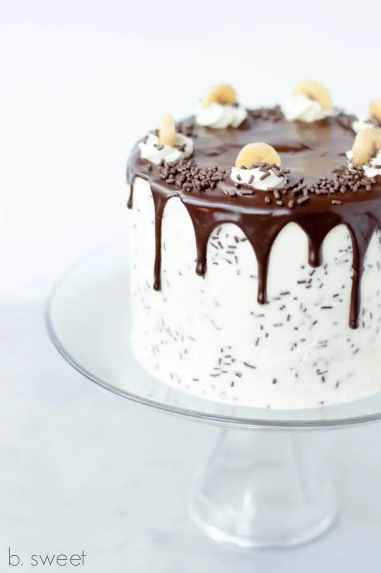Белый торт с шоколадными подтеками. Украшение торта маршмеллоу и шоколадом. Шоколадный торт с белыми потеками. Украшение торта шоколадной глазурью. Как сделать подтеки глазурью