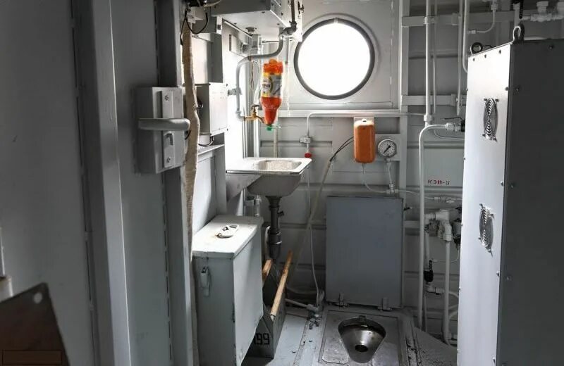 Туалет в электровозе эп1м. Туалет в электровозе вл 80. Биотуалет в электровозе 3эс5. Туалет в электровозе эп2к. Туалет машиниста.