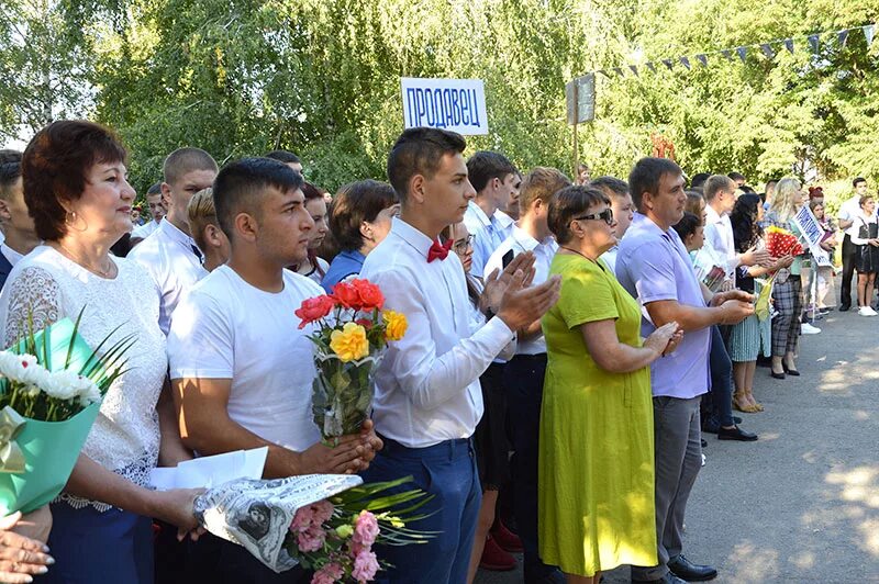 Погода в г семикаракорске. Школа 3 Семикаракорск. Семикаракорск школа 1. Школа 2 Семикаракорск. Ученики 1 школы в Семикаракорске.