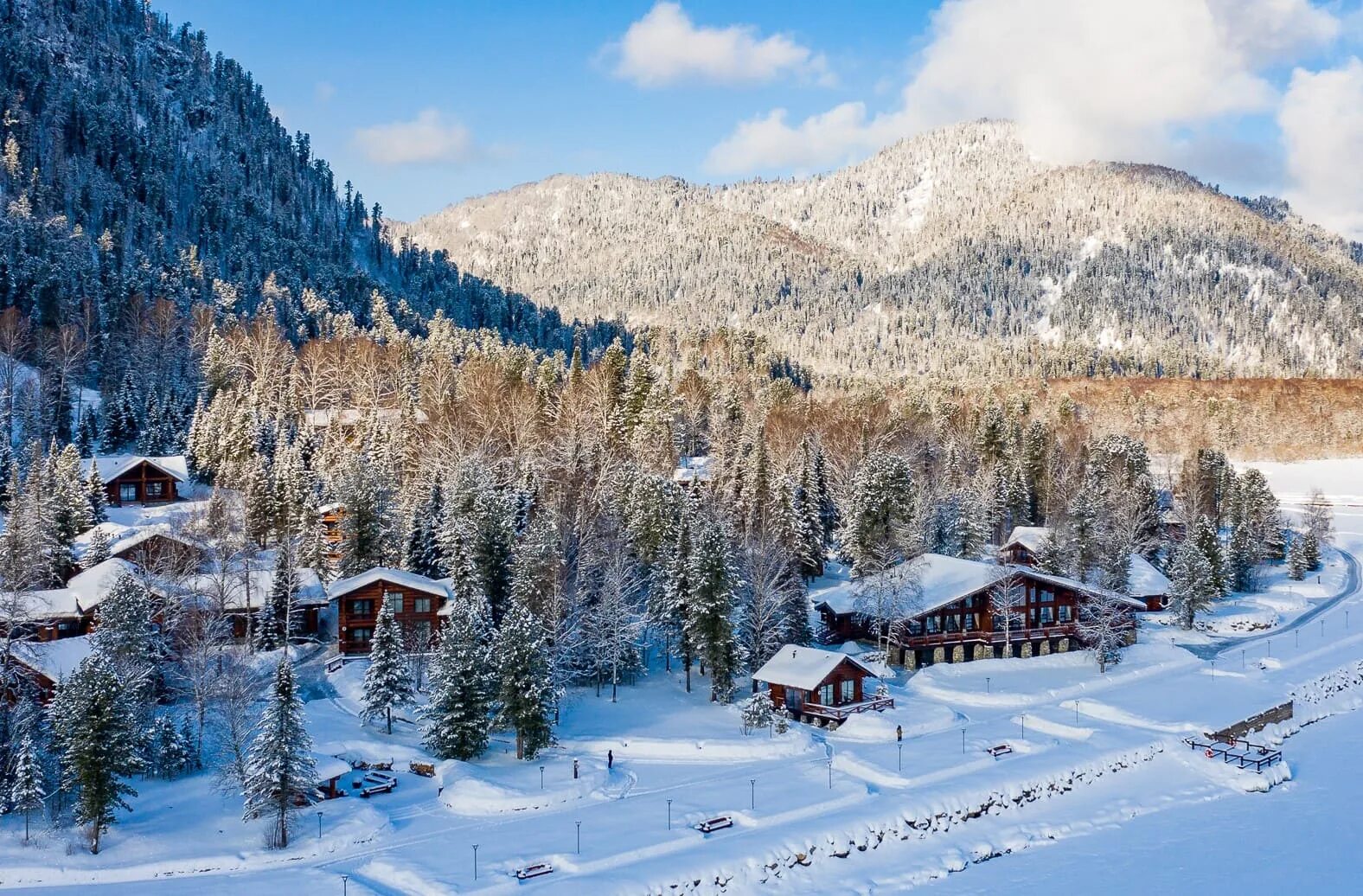 Altay village. Алтай Вилладж Телецкое. Артыбаш Алтай Вилладж. Шале Алтай Вилладж Телецкое. Отель на Телецком озере Алтай Вилладж.