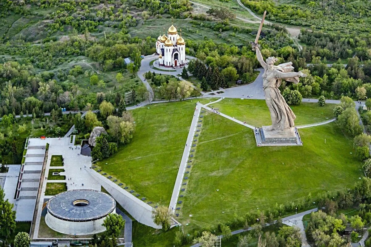 Мемориальный комплекс Мамаев Курган. Комплекс памятников Мамаев Курган в Волгограде. Мемориал комплекс Мамаев Курган. Мемориал в Волгограде на Мамаевом Кургане.