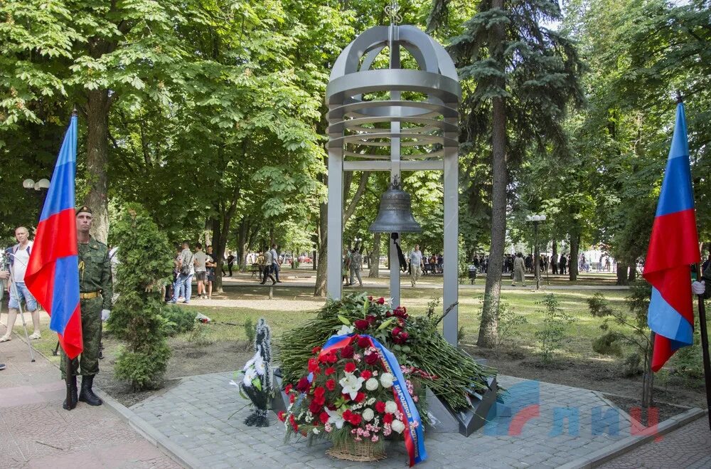 Июня 2014 г. Июнь 2014 календарь. Луганск 2 июня 2014 авиаудар. Луганск памятник погибшим 2 июня. Обстрел луганска 2 июня 2014.