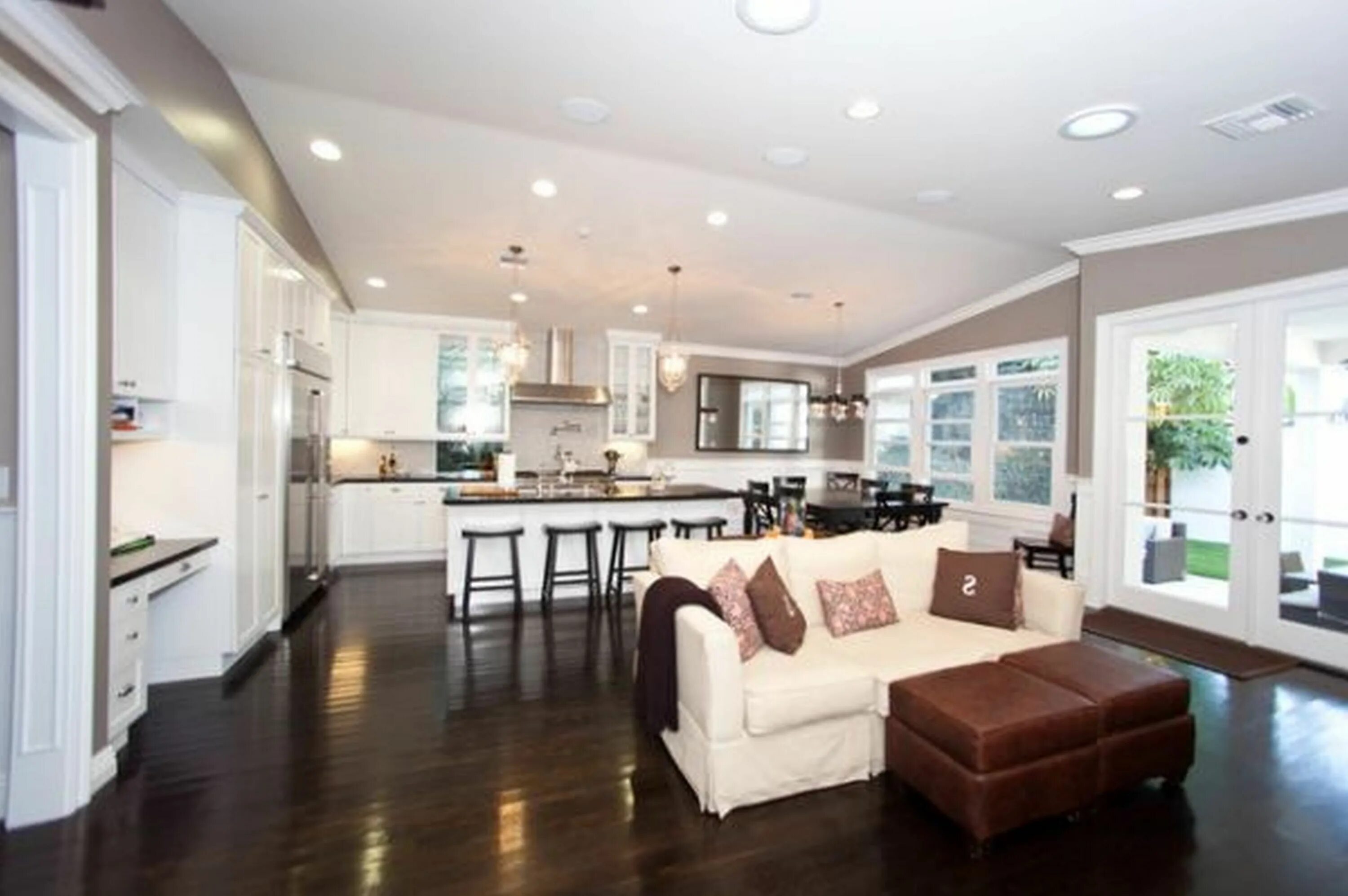 Кухня-гостиная в частном доме. Опен хаус комнаты. Дачный дом open space. Кухня с островом. Большая кухня гостиная.