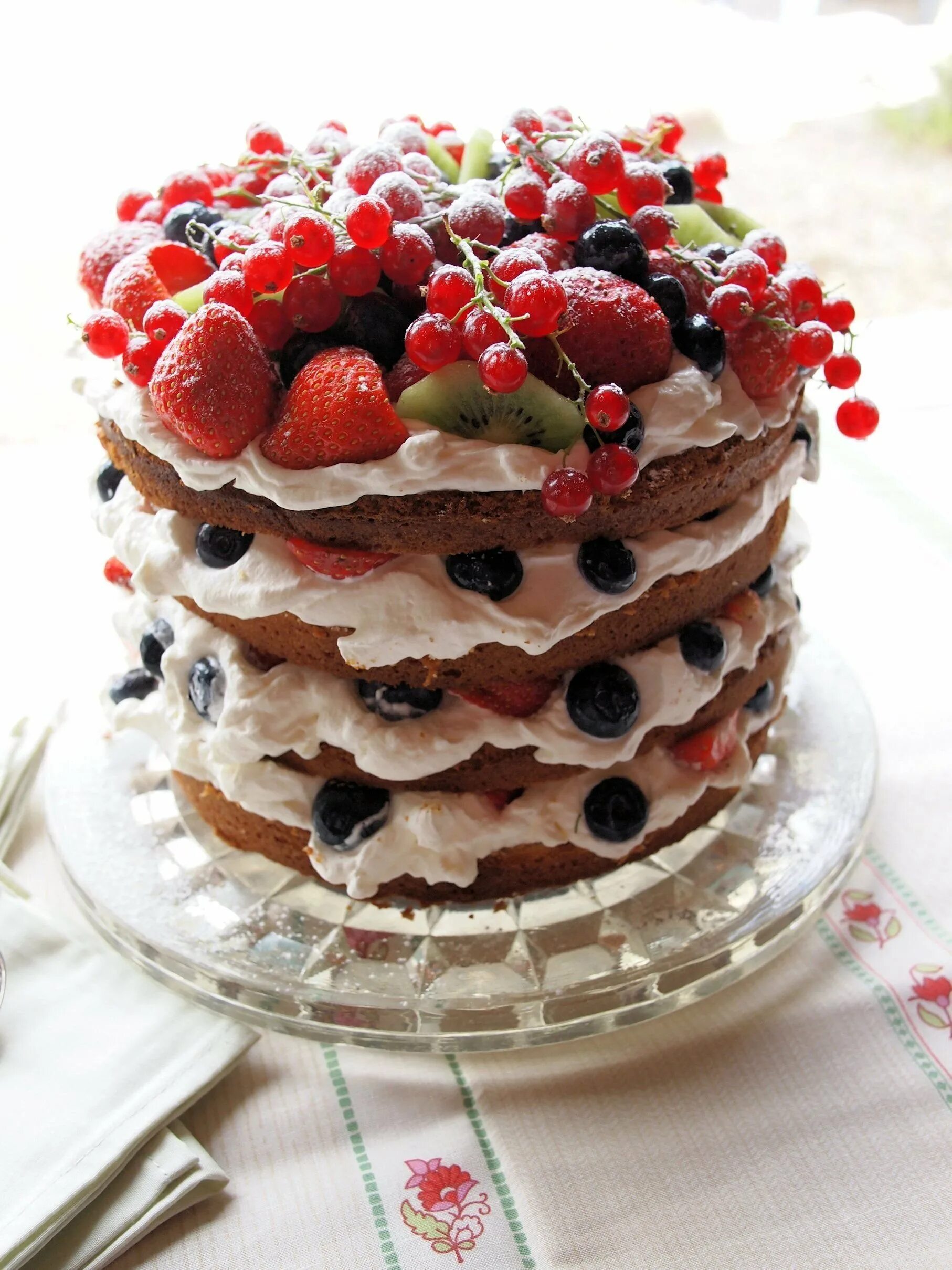 Красивые торты. Украшение торта ягодами. Торт с ягодами. Украшение тортика ягодами.