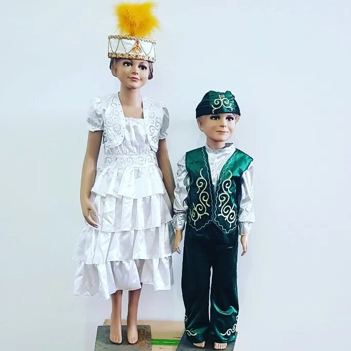 Казахские костюмы для детей. Казахский костюм для мальчика. Национальный костюм казахов детский. Казахский национальный костюм детский. Казахские костюм детский