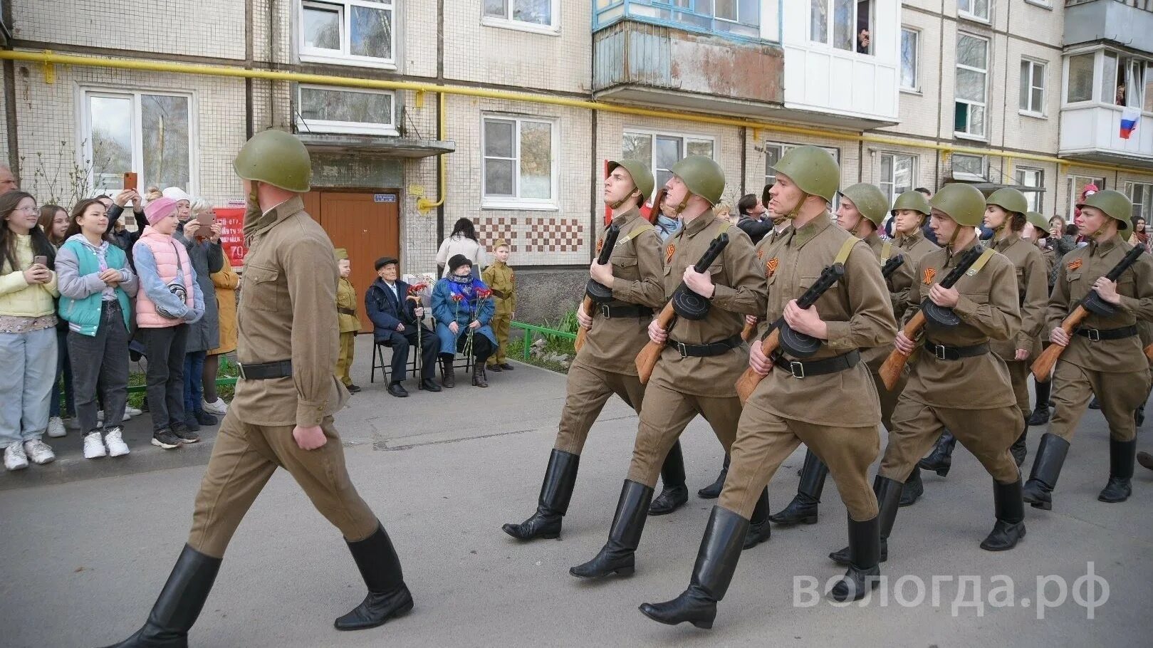 В городе прошло 9 мая. Парад Победы. День Победы парад. Вологда день Победы 2022 года. 9 Мая военные.