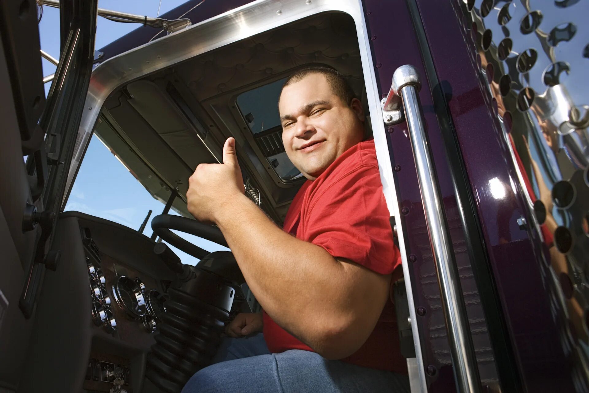 Можно назвать водителем. Водитель грузового автомобиля. Мужчина за рулем грузовика. Водитель грузовика фуры.