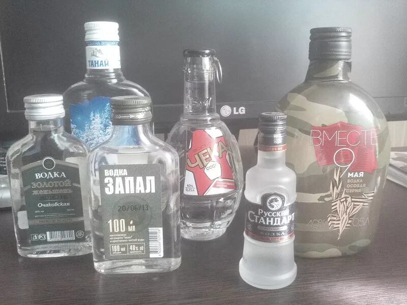 Чекушка шкалик мерзавчик. 100 мл это шкалик водки. Старинные русские меры объема жидкостей. Чекушка 250мл. Чекушка 250 грамм.