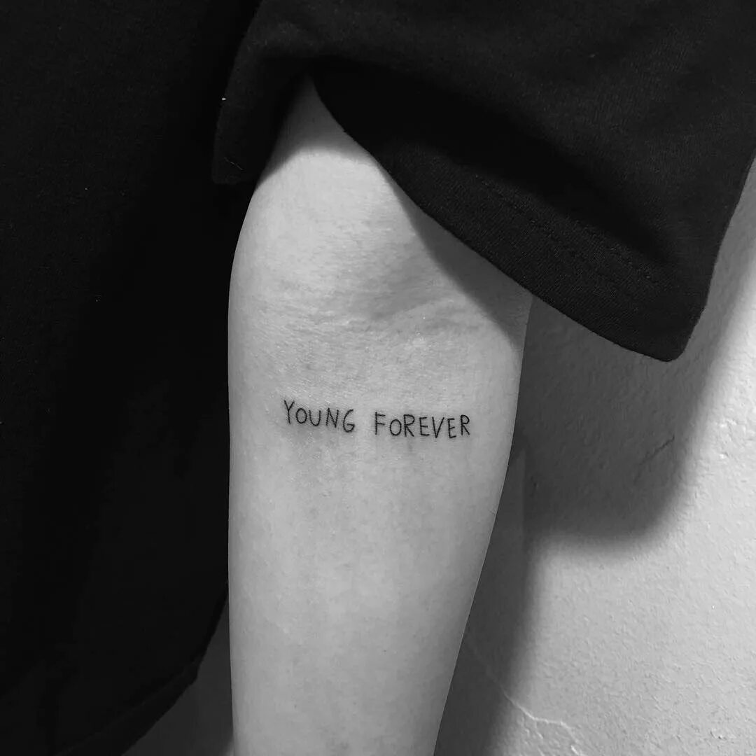 вечно молодой тату на ноге. тату на руке мужские вечно молодой. татуировка не. тату вечно молодой. тату надпись вечно молодой.