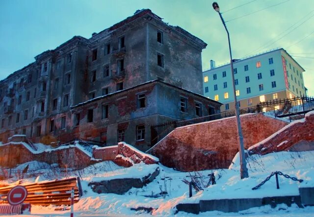 Полярный поселок Мурманская. Полярный город в Мурманской области. Полярный (город в Мурманской обл.). Циркульный дом Полярный Мурманская область. Полярный 3 город