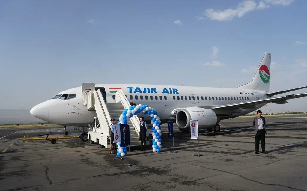 Таджики самолет. Авиакомпания Tajik Air. Самолет таджик Эйр. Самолёт Таджикистана таджик АИР. Эйр Самарканд.