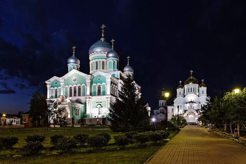 Дивеево. Дивеево монастырь. Дивеево монастырь вечер. Дивеевский монастырь. Дивеево монастырь служба.