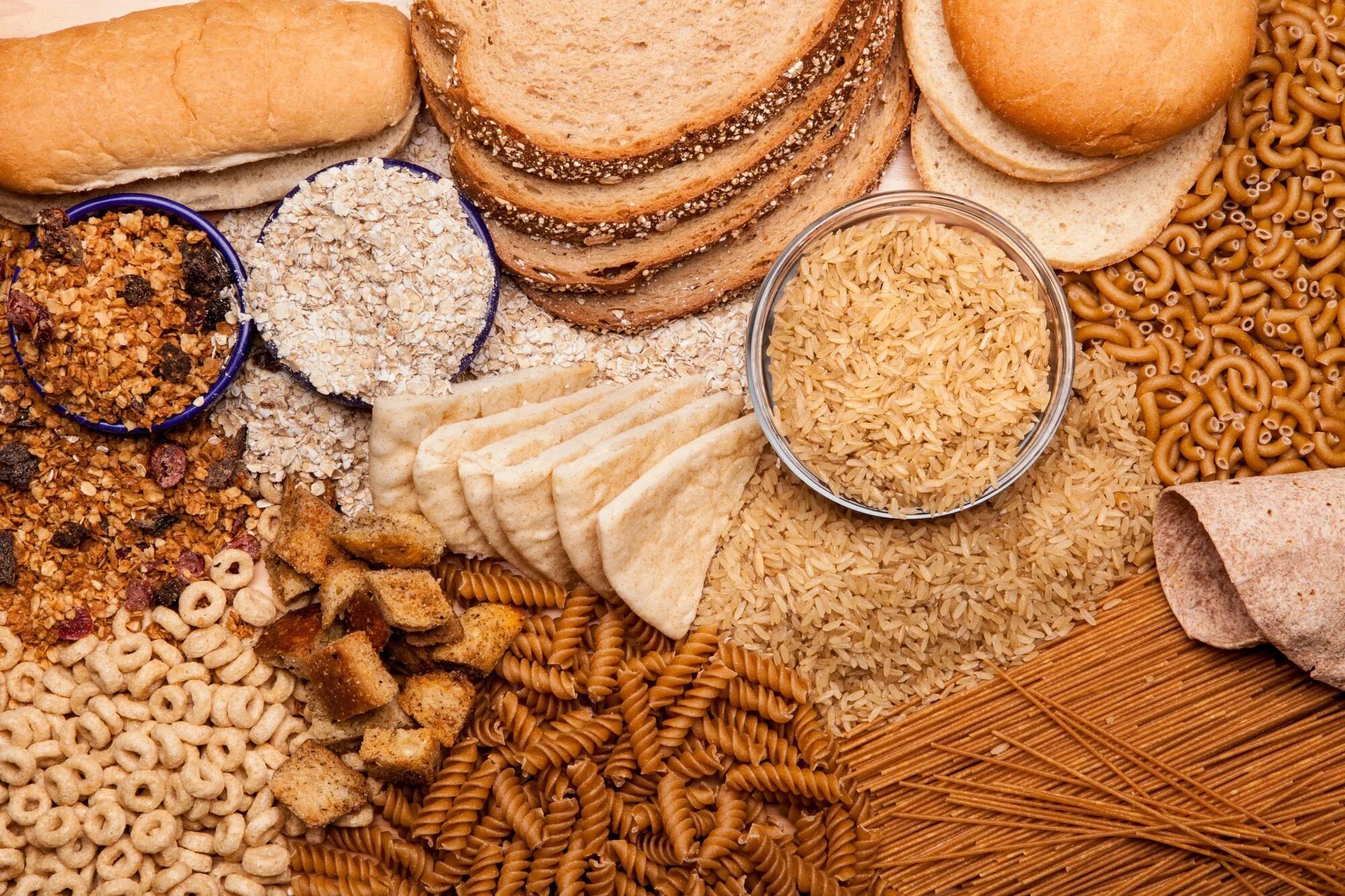 Злаковые продукты. Хлеб, крупяные и макаронные изделия. Зерновые и злаковые продукты. Продукты из пшеницы. Хлеб со злаками.