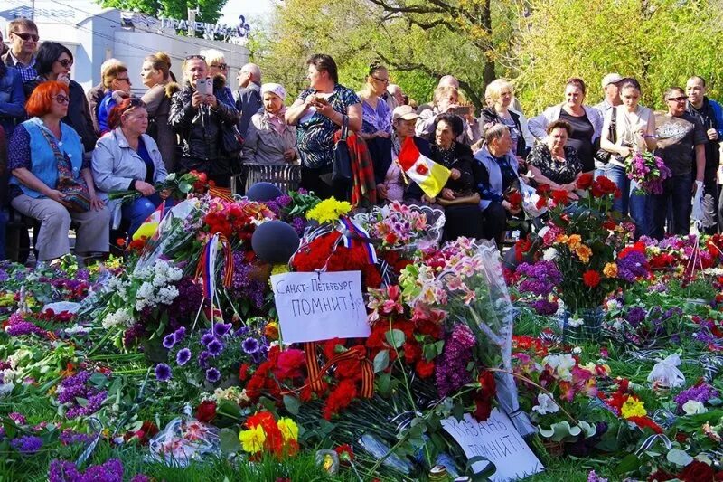 Сколько погибших в одессе. Дом профсоюзов в Одессе 2 мая 2014. Память погибших в Одессе 2 мая. Трагедия в Одессе 2 мая 2014.