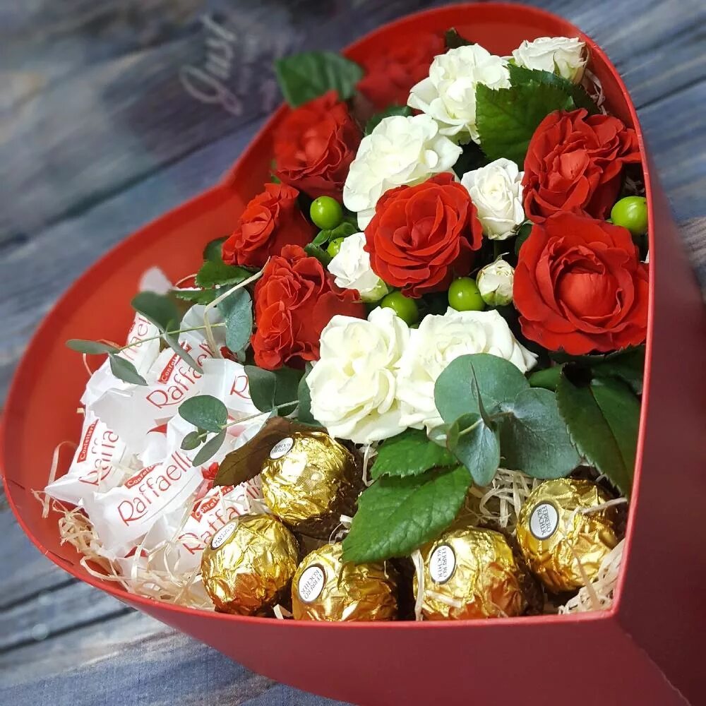 композиция с цветами и конфетами. букет цветов и конфеты фото. букет цветов и конфеты фото. букет с конфетами и цветами. конфеты в красивой коробке.
