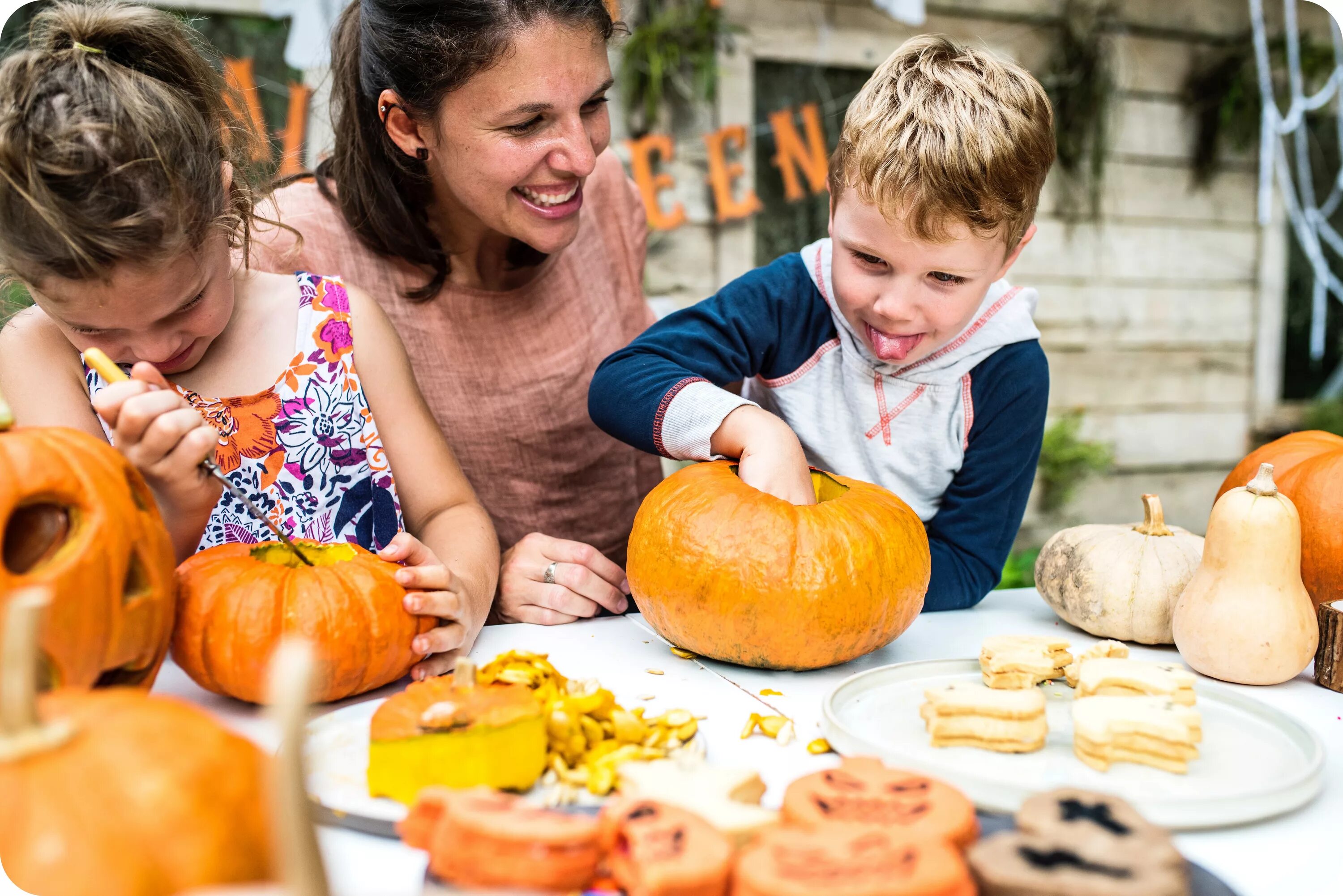 A treats children. Человек тыква. Готовим для детей. Тыква еда детский. Развивающие занятия для детей Хэллоуин.