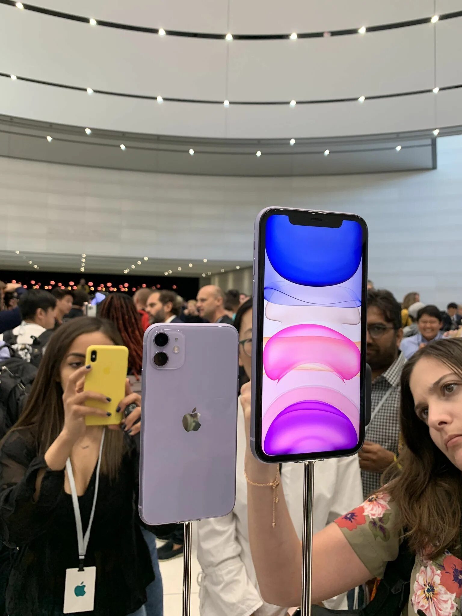 Айфон 11 селфи. Apple iphone 11. Apple iphone 11 Apple. Iphone 11 Purple. Девушка с айфоном 11.
