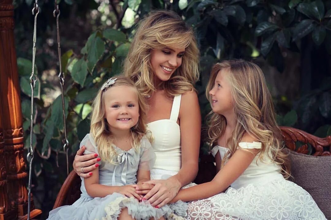 сколько лет трем дочерям. яна аршаева дочь юлии бара. оксана самойлова дети. иван колесников и лина раманаускайте. иван колесников актер.