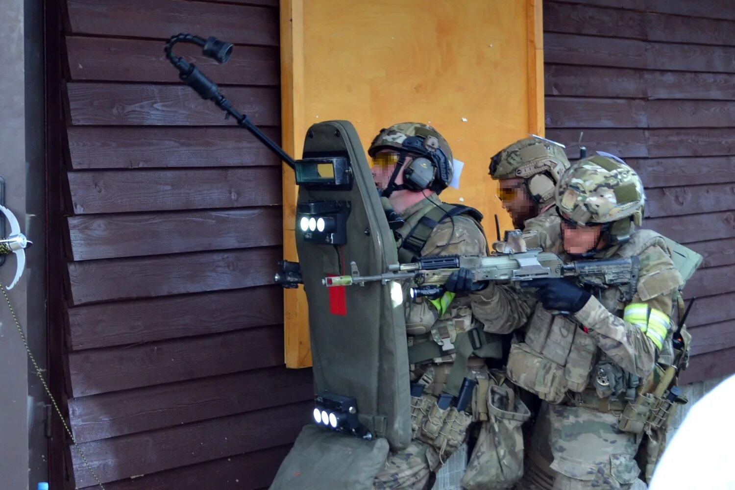 щит вант собр. спецназовец витязь штурм здания. бронещит форт «вант-вм». работа со щитом. работа со щитом.