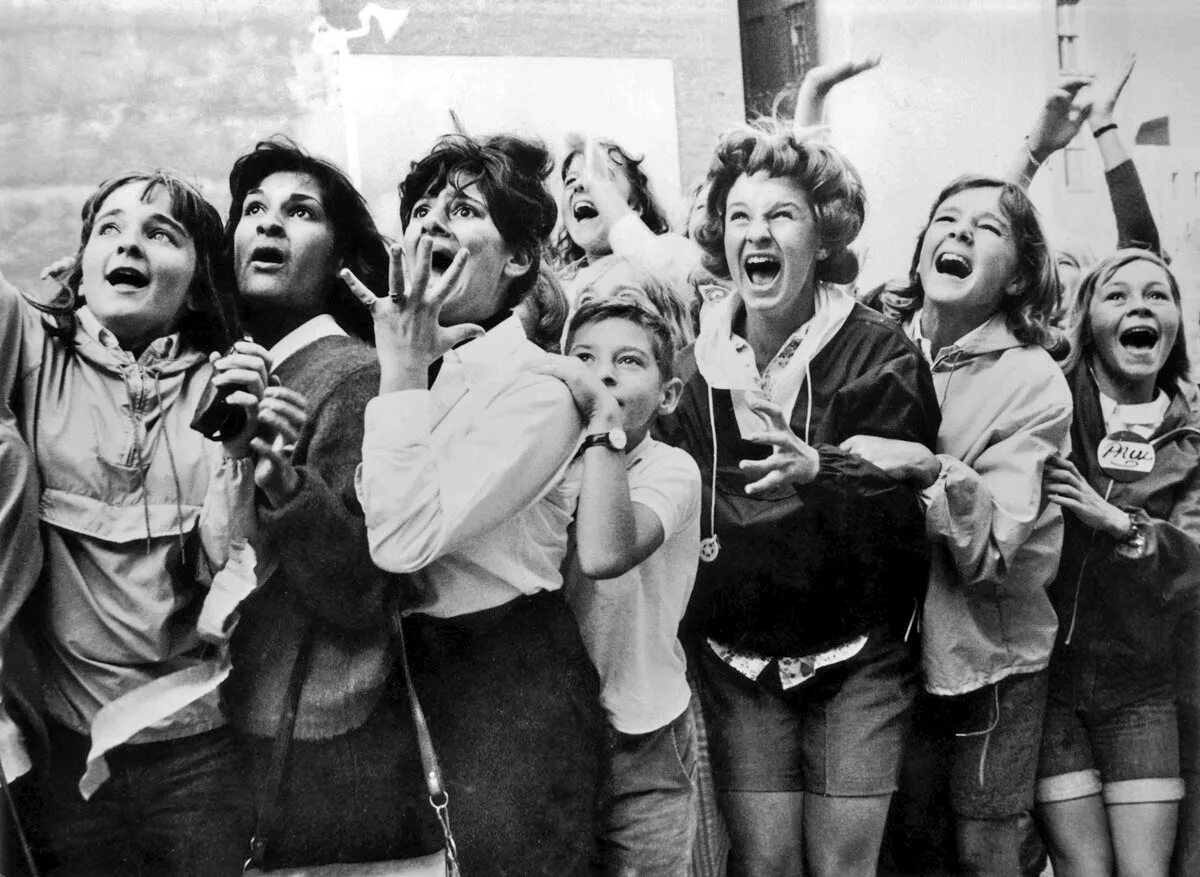 Веселый человек. Девочка с цветами. Дети радость. Закадровый смех мертвых людей. Яркие эмоции.