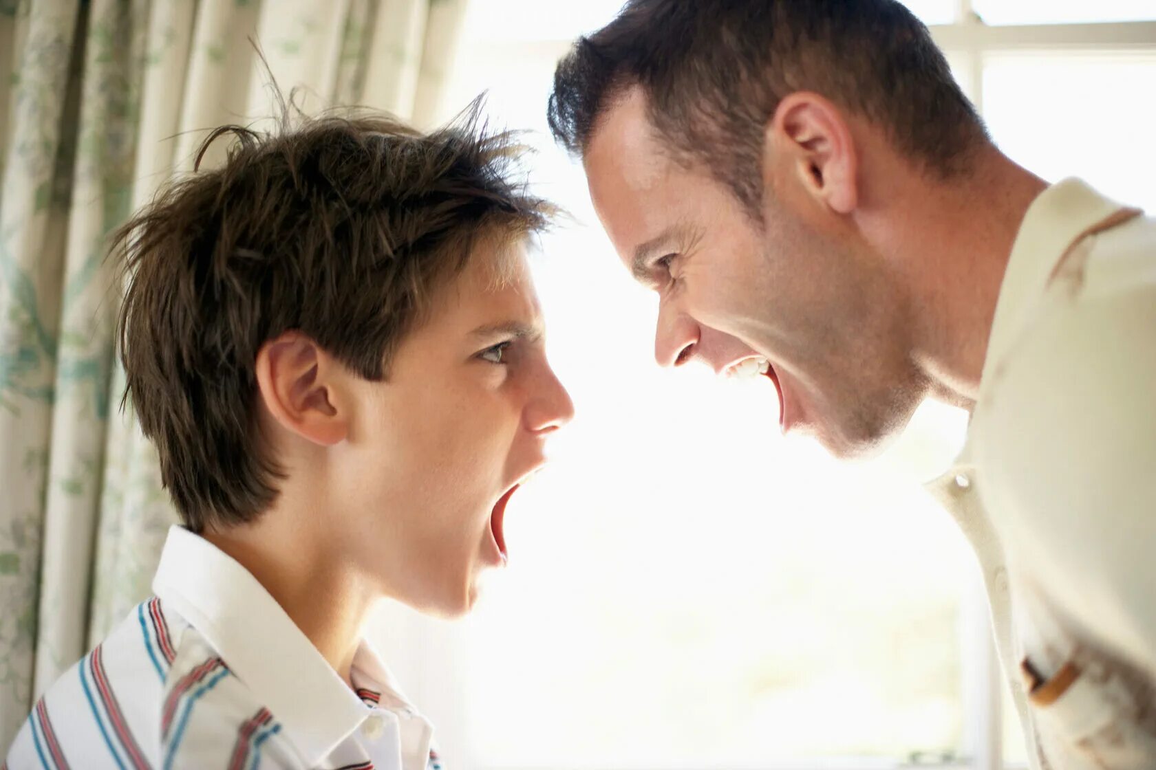 Между подростком и мужчиной. Конфликт родителей и детей. Конфликт между родителями и детьми. Семейные конфликты. Подросток кричит.