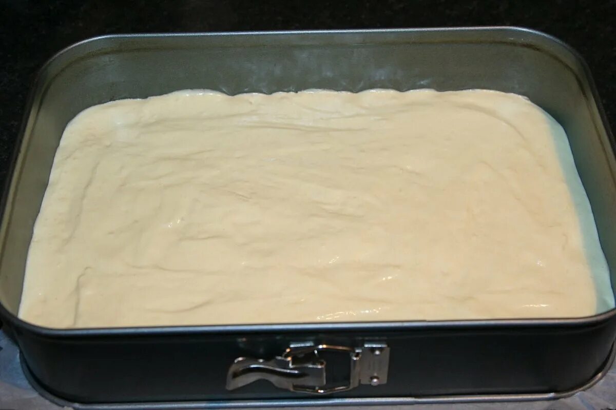 Тесто было в холодильнике. Вылить тесто в форму. Выкладывание теста в форму. Выложите шоколадное тесто в форму. Готовое тесто выкладывают в формы.