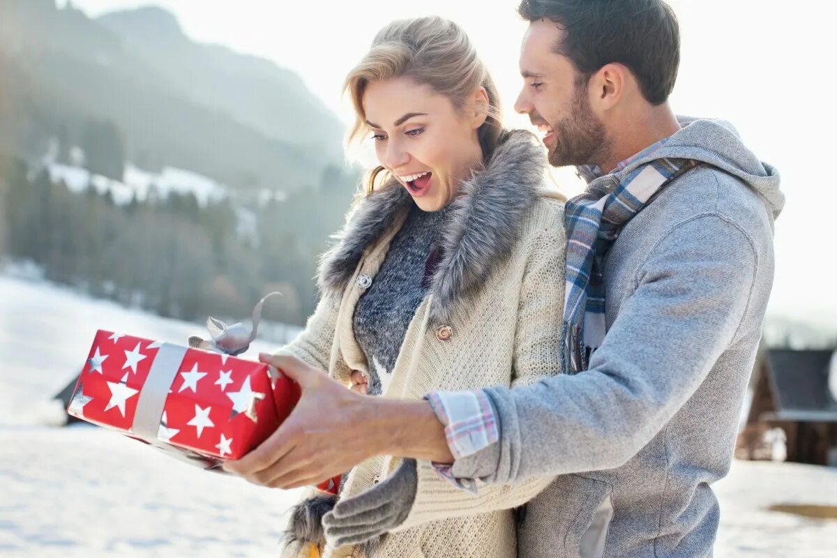 Presents for girlfriend. Пара с подарками. gifts for girlfriend. giving gifts.. couple give gifts.