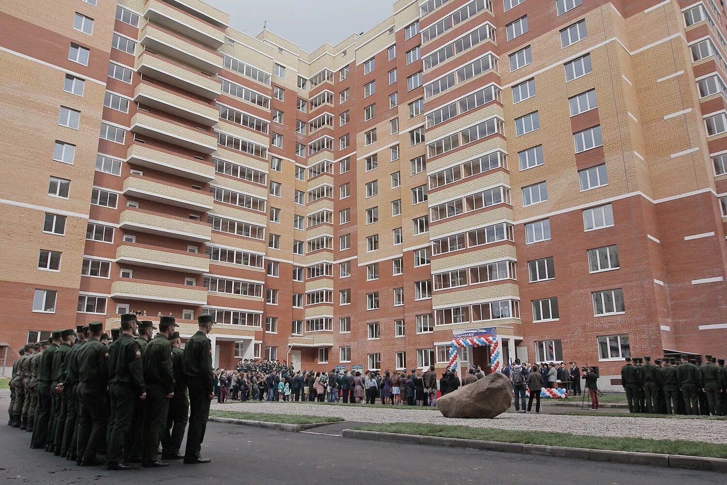 Живу в служебной квартире. Квартира военного. Жилье для военных. Военное служебное жилье. Военные дома.