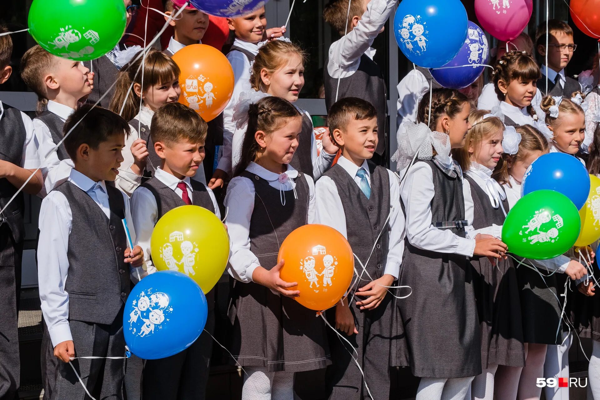 Фото первоклассников. Школа 1 сентября. 1 Сентября девочки. 1 Сентября 1 класс. Школы по прикреплению по адресу 2024