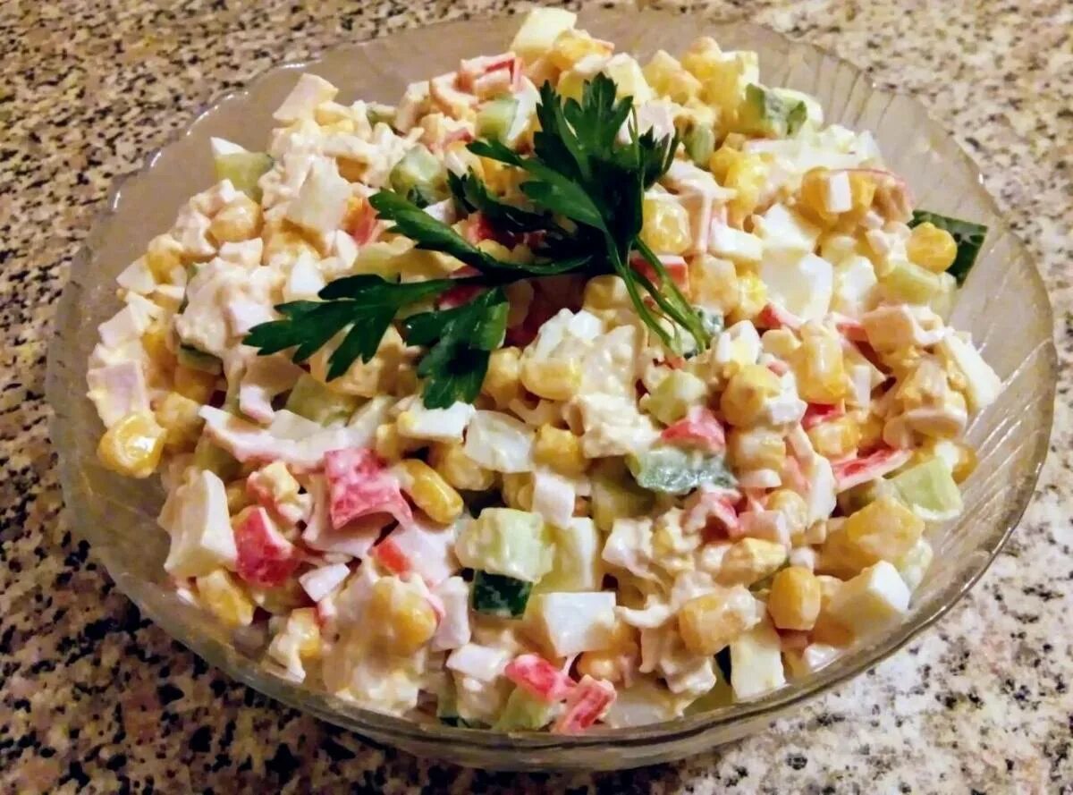 Состав салата с рисом. Салат с рисом и курицей. Салат с краб палочками и кукурузой. Состав салата с рисом. Салат с лососем и рисом.