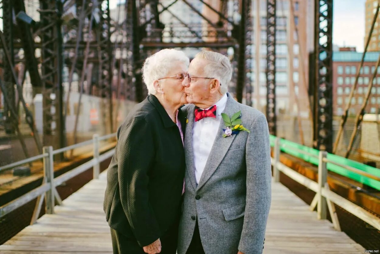 Любовь пожилых мужчин. Свадьба пожилых. Счастливые пожилые пары. Влюбленные старики. Пожилые влюбленные пары.