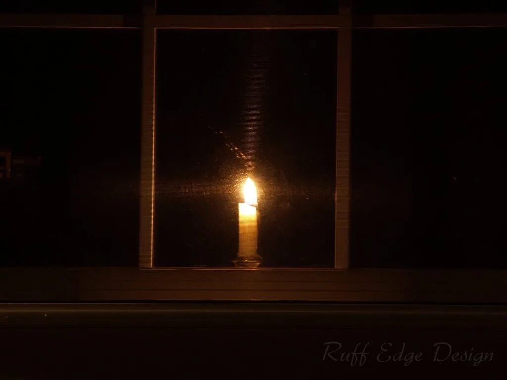 Свеча горела ленинград. Свеча в окне. Горящая свеча на окне. Горящие свечи на окне. Свечка на окне в темноте.