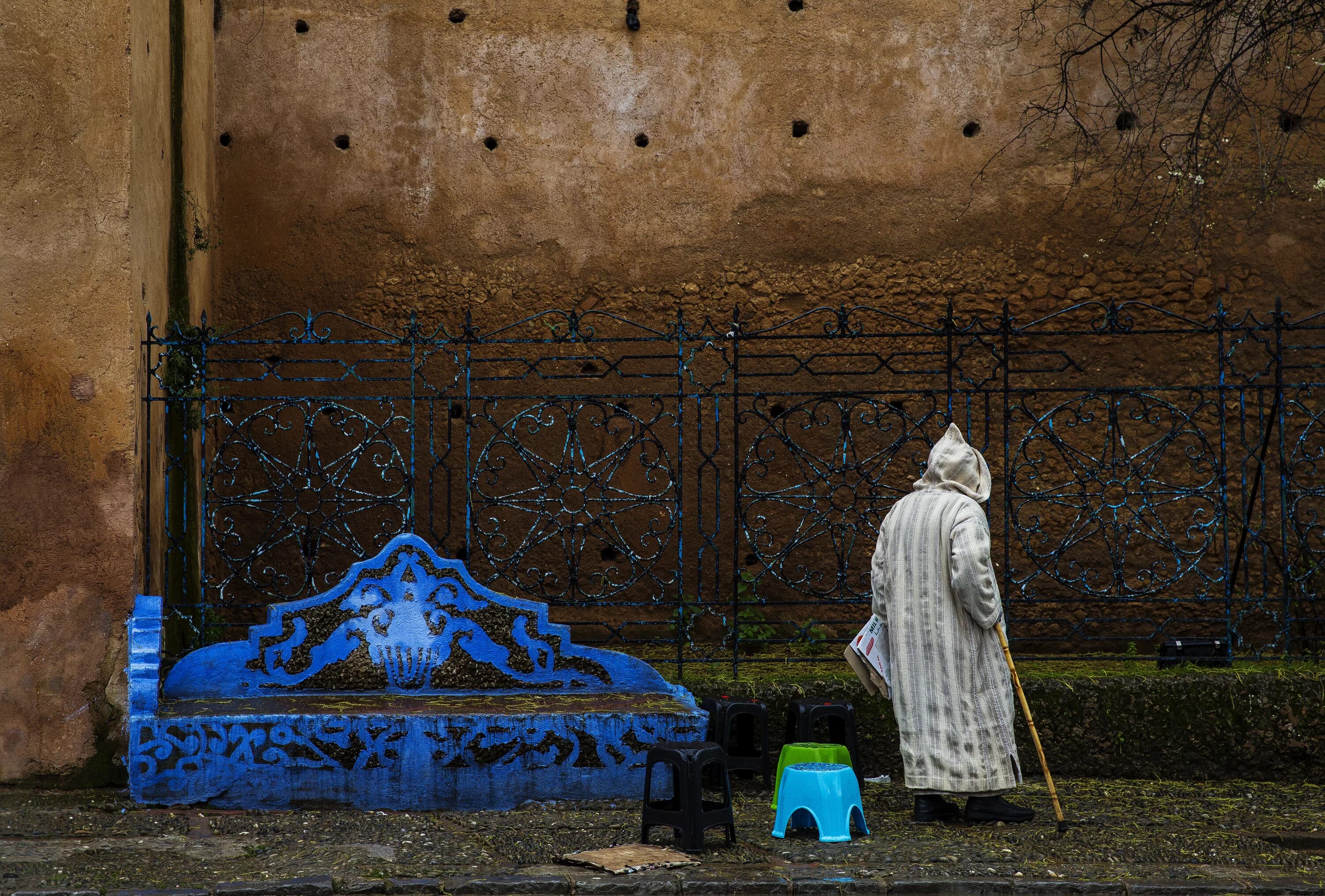 Марракеш песни дождь по крышам. Марокко бедность. Джеллаба старинные изображения. Банк Марокко.